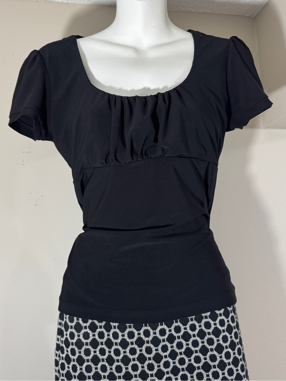 1990s Laura Petites Black Short Sleeve Scoop Neck Top with Front Gather - Picture 2 of 6